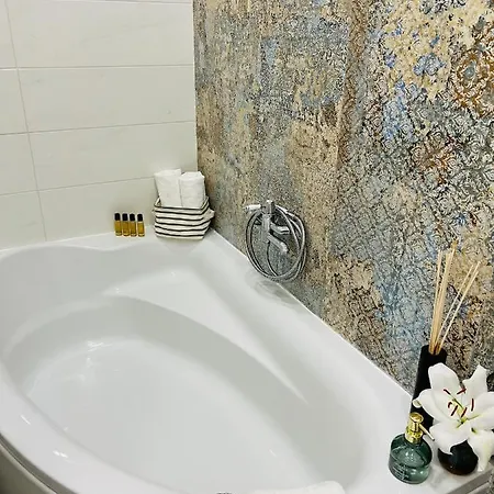 La Dolce Vita Luxury Ii With Best Free Private Parking In Center Appartamento