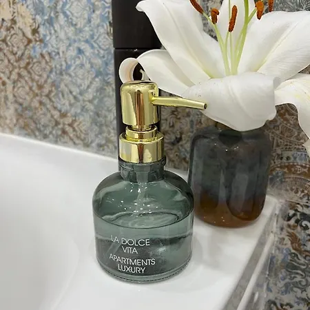 La Dolce Vita Luxury Ii With Best Free Private Parking In Center Appartamento