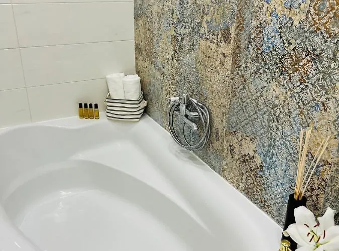 La Dolce Vita Luxury Ii With Best Free Private Parking In Center Appartamento