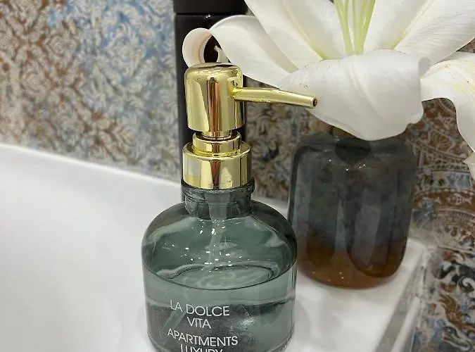 La Dolce Vita Luxury Ii With Best Free Private Parking In Center Appartamento